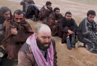 استسلام مقاتلين من داعش بعد خروجهم من أنفاق في الباغوز 