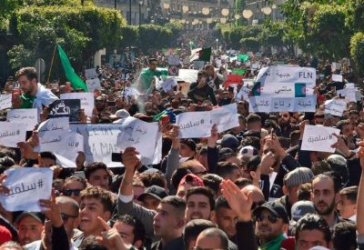  انقسامات داخل الحزب الحاكم بالجزائر.. وبيان يدعم بوتفليقة