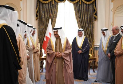 سمو رئيس الوزراء يستقبل عددا من أفراد العائلة المالكة الكريمة والمسؤولين 