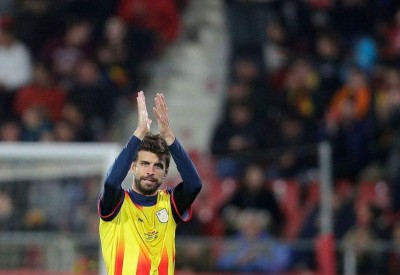 بيكيه يطالب جماهير كاتالونيا بـ"احترام" إسبانيا