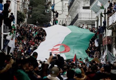الجزائر.. المظاهرات "ستستمر حتى يتغير النظام السياسي"