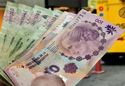 البيزو الأرجنتيني يغلق عند مستوى تاريخي منخفض أمام الدولار
