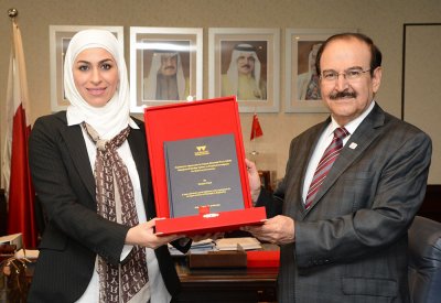 الوزير ميرزا يتسلم رسالة الدكتوراه في انتاج الطاقة من المخلفات 