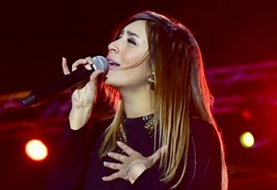 رغم تقدّم حملها.. جَنّات تُشعِل المسرح بغنائها