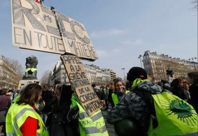 متظاهرو السترات الصفر يخرجون في مسيرات رغم الحظر