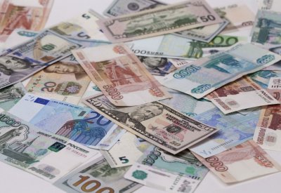 الروبل الروسي يهبط بفعل تهديد بعقوبات أمريكية جديدة