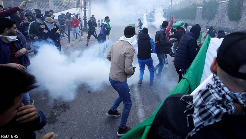  احتجاجات الجزائر.. سقوط أول ضحية وعدد كبير من المصابين