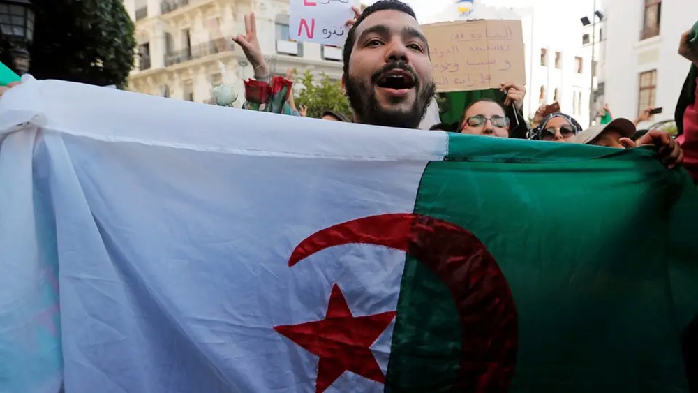 "رفاق بوتفليقة" يتخلّون عنه ويلتحقون بالحراك الشعبي