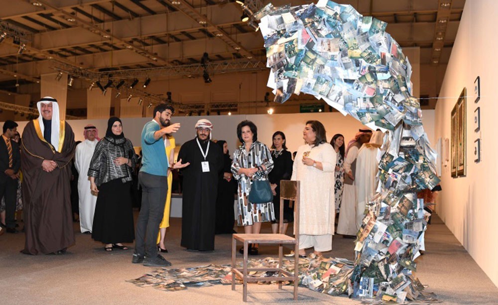 رئيسة هيئة الثقافة والآثار تفتتح معرض فن البحرين عبر الحدود