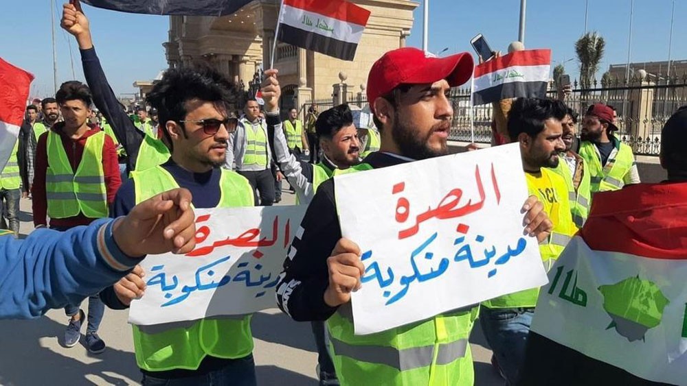 البصرة "تنتفض" من جديد..والأمن يطلق الغاز المسيل للدموع