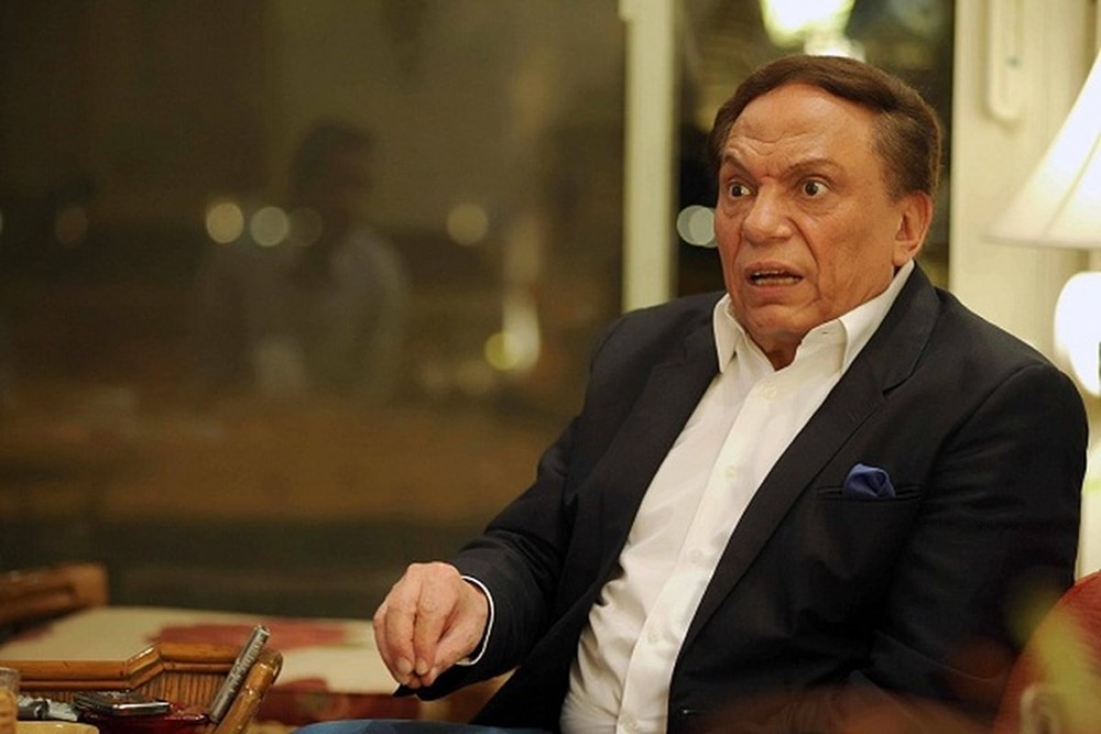 عادل إمام يعاني من أزمة صحية خطيرة.. لا مسلسل هذه السنة؟!