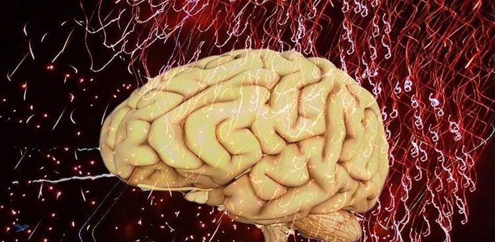 بينها العلاقة الحميمة.. إليكم 5 ممارسات لتحسين عمل الدماغ