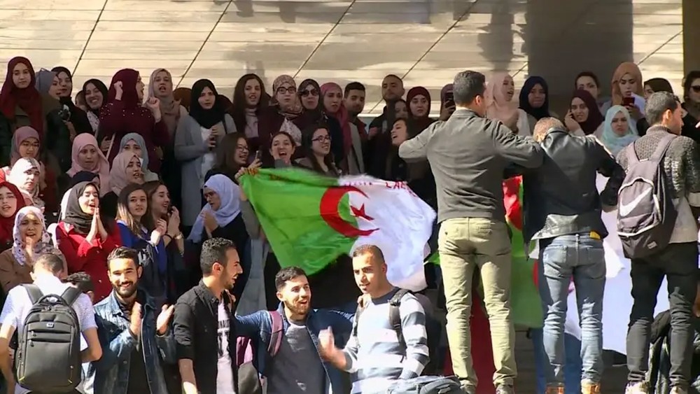 تلاميذ الثانويات يحتشدون بالشوارع رفضا لترشح بوتفليقة 