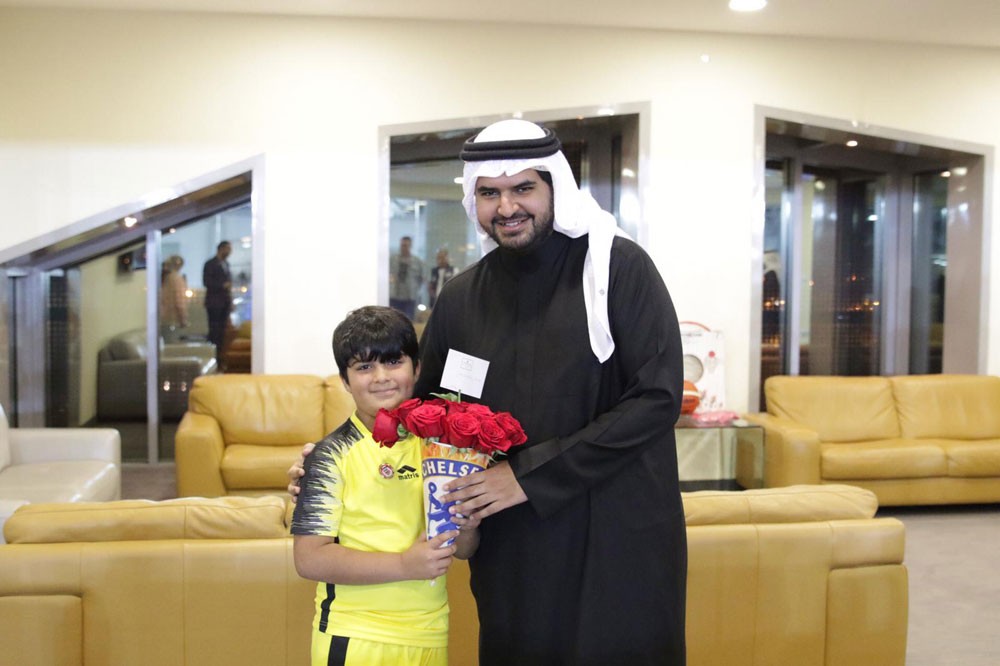 سمو الشيخ عيسى بن علي يستقبل الطفل الأهلاوي رضا