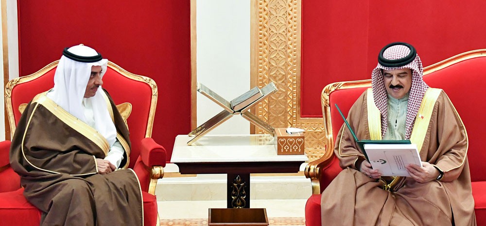 جلالة الملك يتسلم دعوة من خادم الحرمين لمهرجان الملك عبد العزيز للإبل