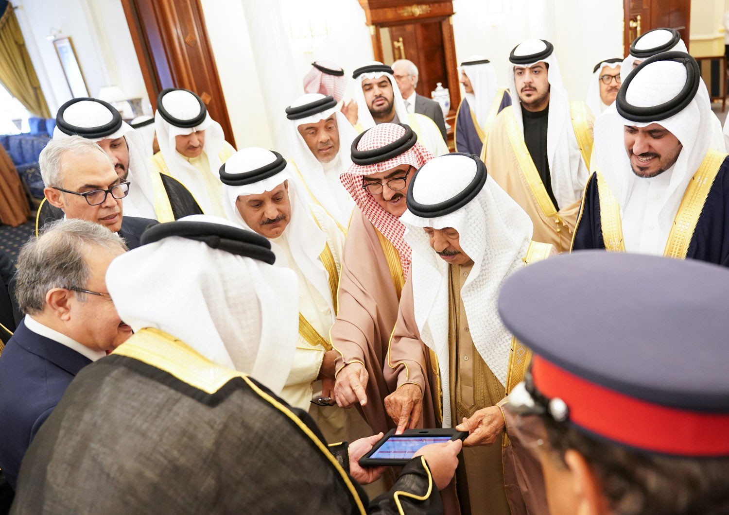 سمو رئيس الوزراء يدشن أول شبكة دفع بنظام البصمة في المنطقة‎
