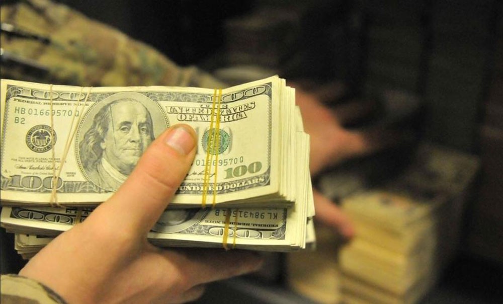 الدولار يتعافى مع عودة التوتر حيال خروج بريطانيا