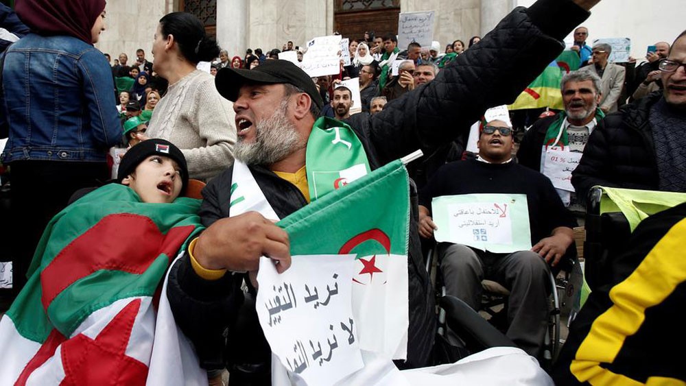 الحزب الحاكم في الجزائر: علينا أن نقف في صف المحتجين