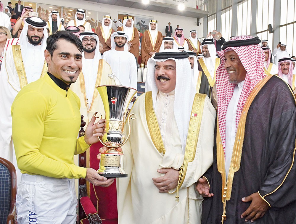 العاهل يتوج الفائزين بكأس جلالته لسباق الخيل بحضور سمو ولي العهد