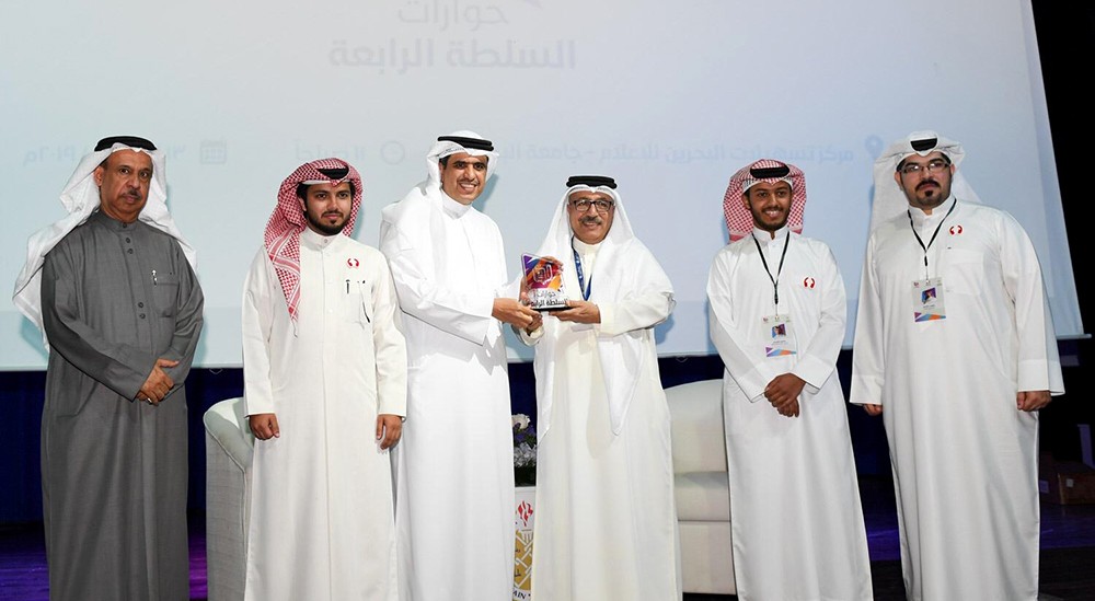 وزير شؤون الإعلام: احتكار الرياضة وتسييسها يحرم 90% من العرب من مشاهدة كرة القدم