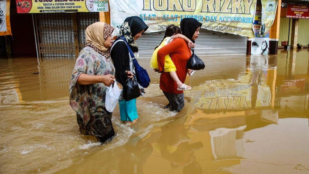42 قتيلا في سيول ضربت بابوا الإندونيسية