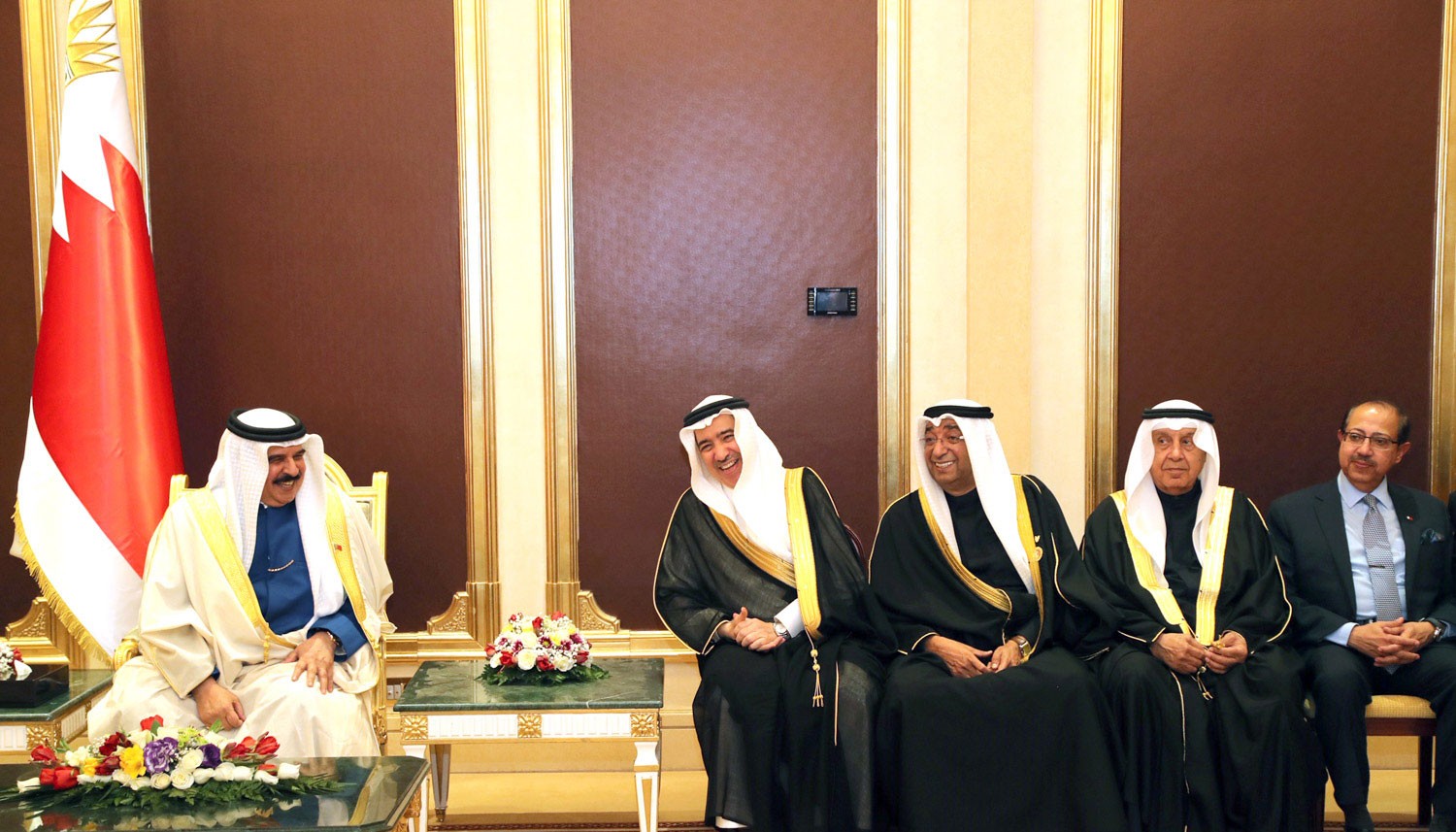 جلالة الملك يستقبل وفد رجال الأعمال البحرينيين 