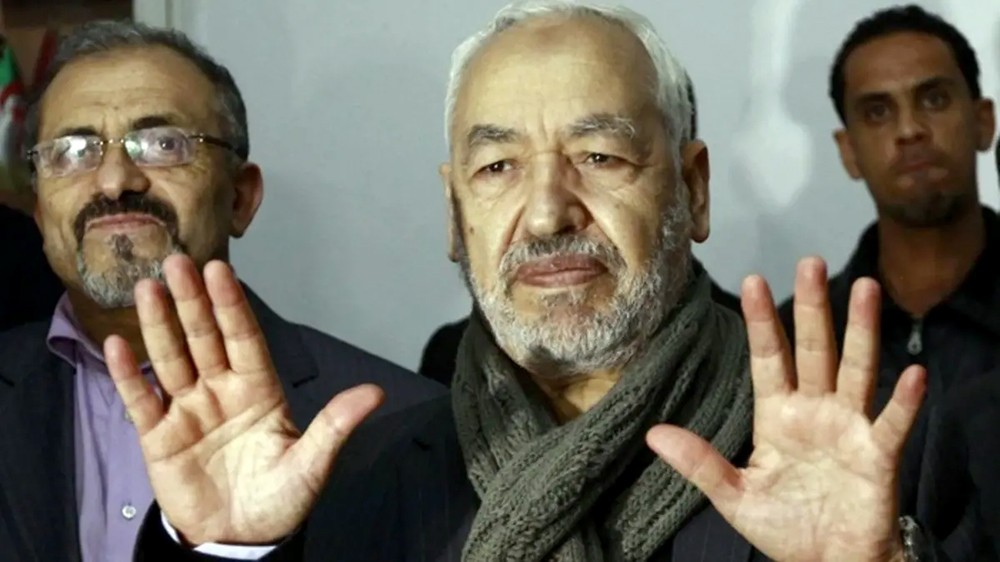 جماهير تونسية غاضبة تطرد الغنوشي.. "ارحل يا إرهابي"