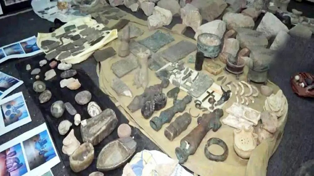 صنعاء.. قيادات الحوثي تنهب آثاراً نادرة من جامع الصالح