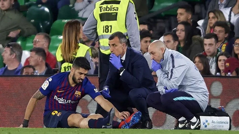 الإصابة تهدد تواجد سواريز مع منتخب أوروغواي