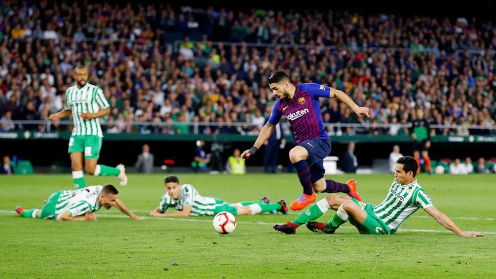 برشلونة يضرب بيتيس ويوسع الفارق مع أتليتكو إلى 10 نقاط