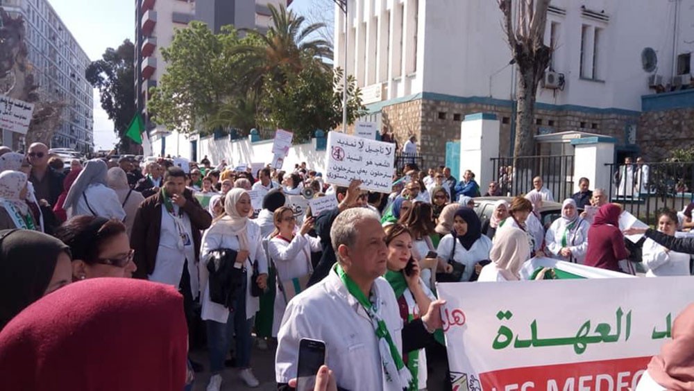 الجزائر..المآزر البیضاء تنضم للحراك وترفض بقاء بوتفليقة
