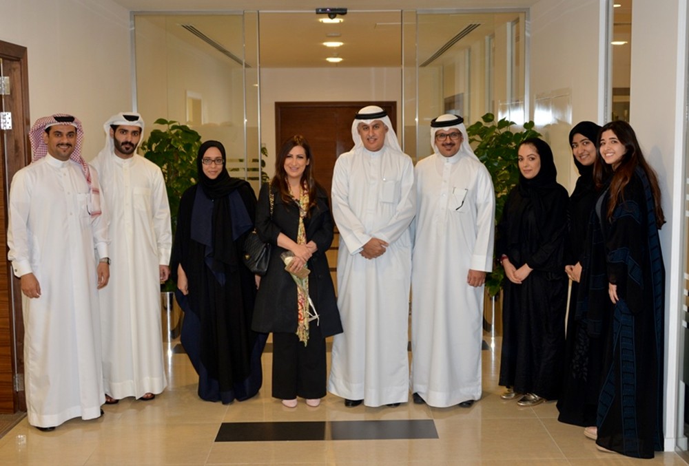 وزير الصناعة يستقبل رئيسة جمعية الصحفيين البحرينية