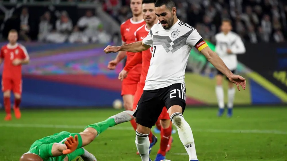 غوندوغان فخور بارتداء شارة قيادة المنتخب الألماني