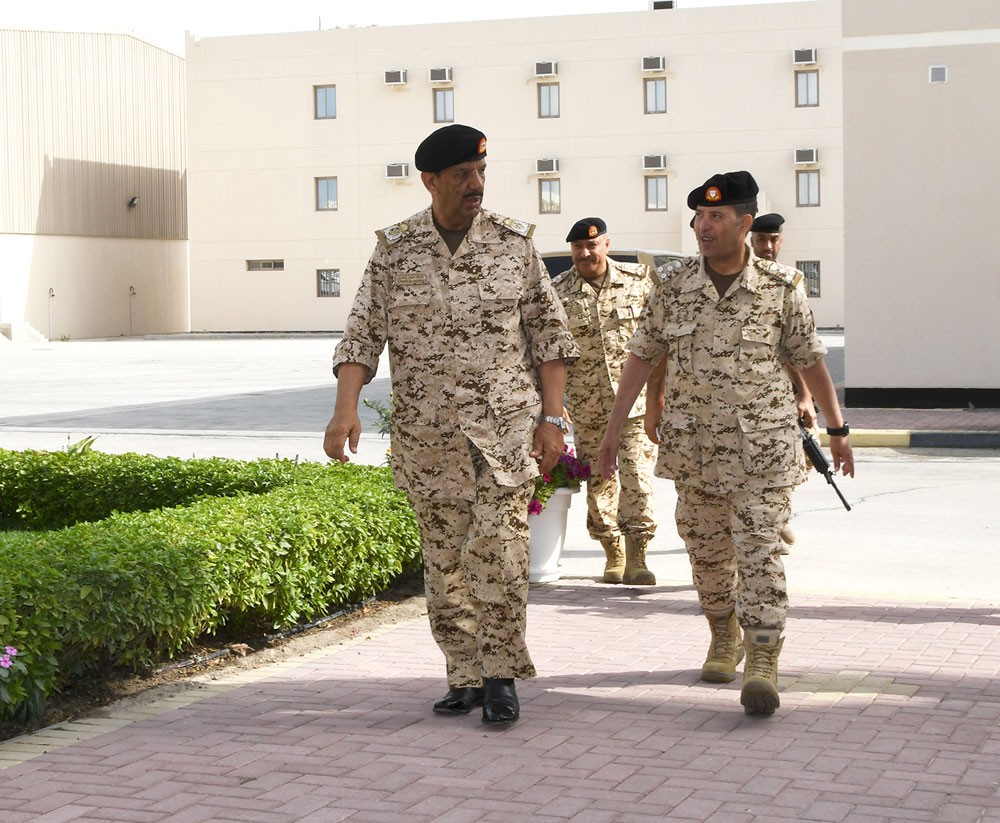 القائد العام يجري زيارة تفقدية لعدد من أسلحة قوة الدفاع
