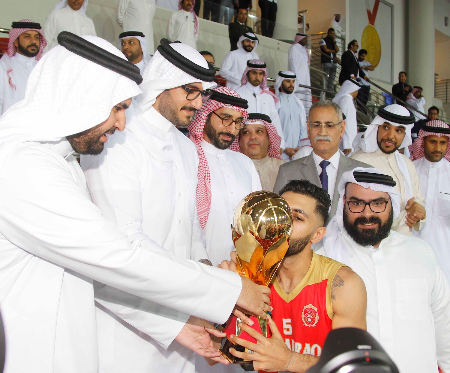 المحرق يحسم لقب دوري السلة