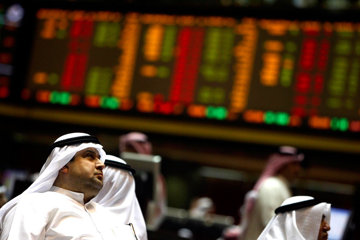قفزة بالسيولة تعزز مشتريات المستثمرين بالبورصات العربية