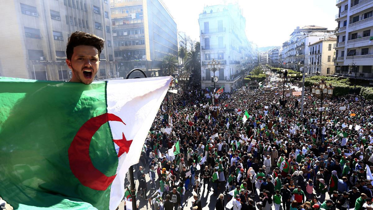الجزائر.. تظاهرات حاشدة ضد بوتفليقة وسط العاصمة