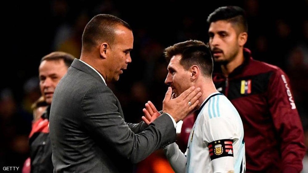  رغم قهر ميسي ورفاقه.. مدرب فنزويلا يقترب من "القرار الصعب"