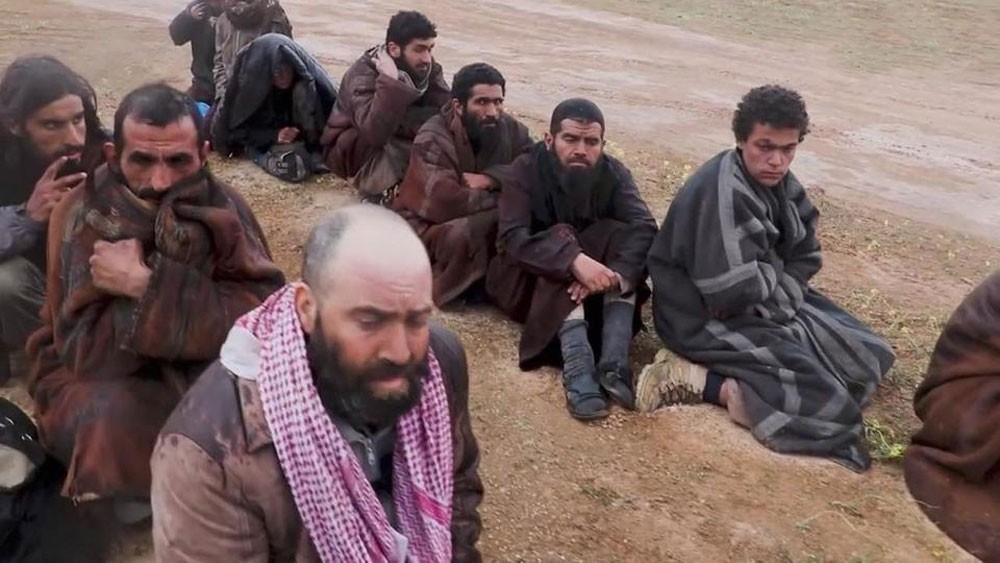 استسلام مقاتلين من داعش بعد خروجهم من أنفاق في الباغوز 