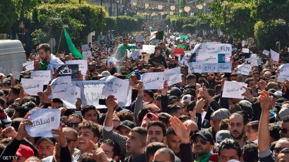  انقسامات داخل الحزب الحاكم بالجزائر.. وبيان يدعم بوتفليقة