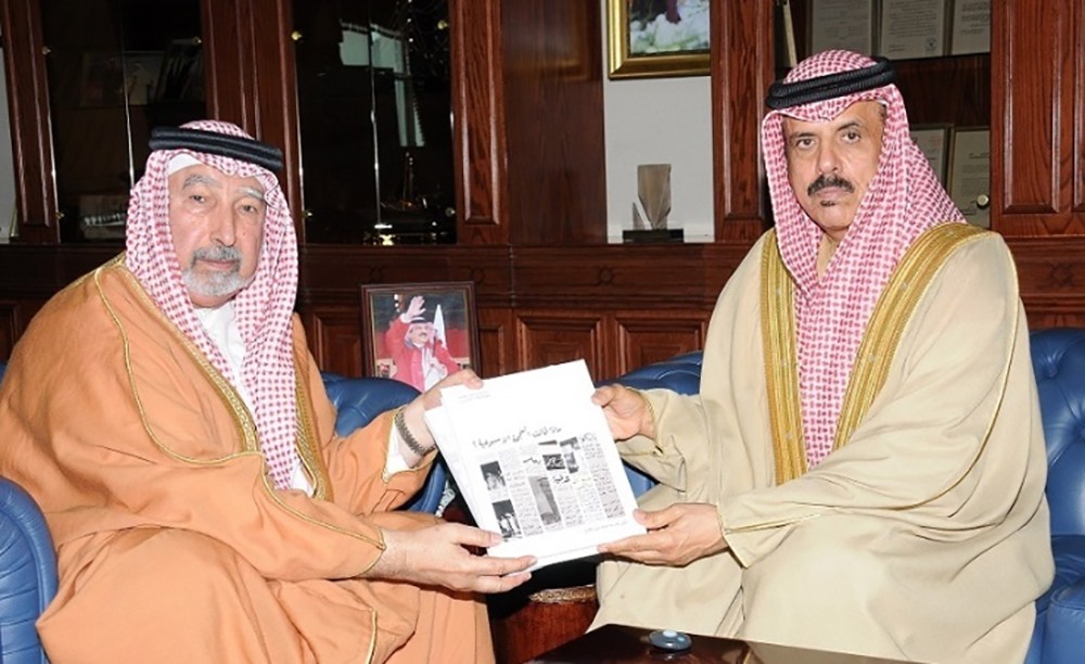 وزير التربية يتسلم نسخًا من مؤلفات الدكتور عبدالله المطوع