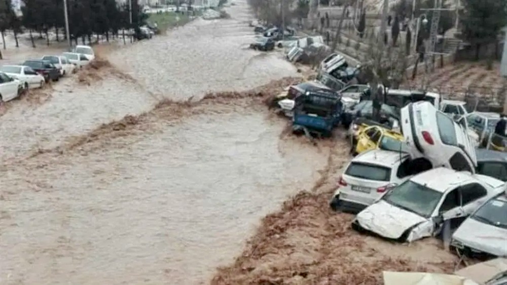 طهران مهددة بـ"طوفان" وسيول.. وارتفاع الوفيات لـ30