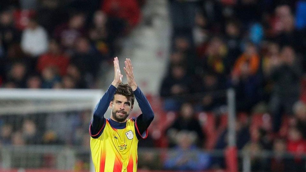 بيكيه يطالب جماهير كاتالونيا بـ"احترام" إسبانيا