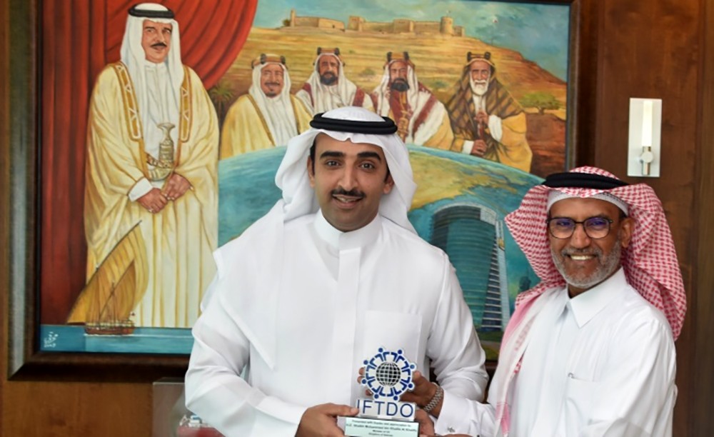 وزير النفط يتسلم العضوية الشرفية لجمعية البحرين للتدريب وتنمية الموارد البشرية
