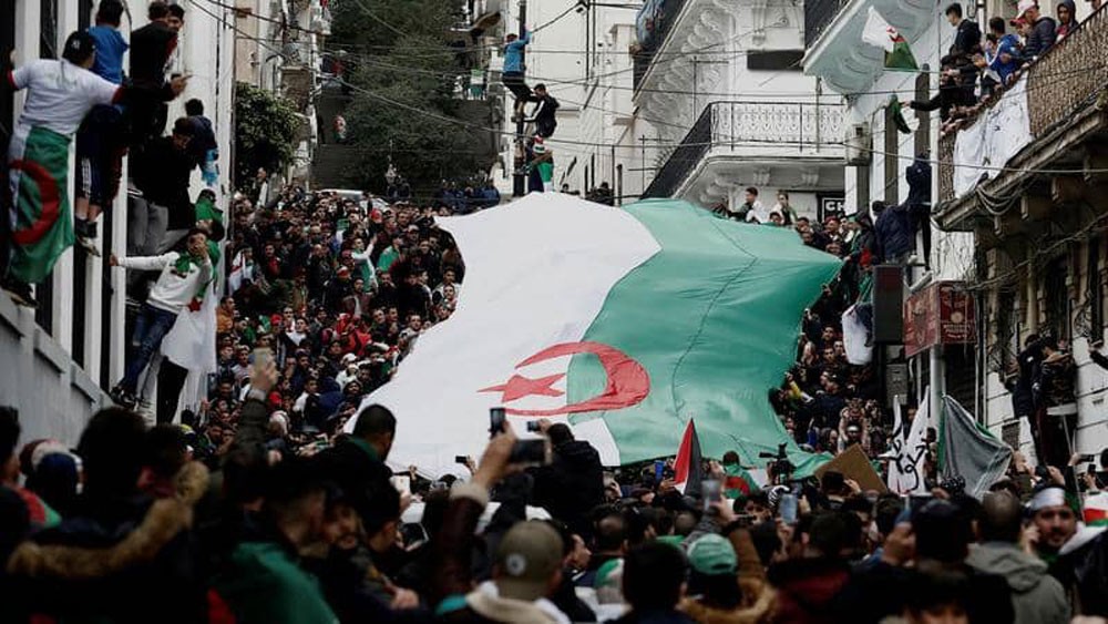 الجزائر.. المظاهرات "ستستمر حتى يتغير النظام السياسي"