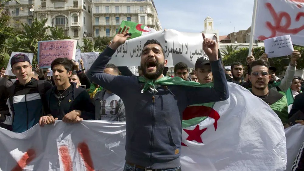 الجزائر.. الحراك يتمسك بمطالبه "ترحلوا يعني ترحلوا"