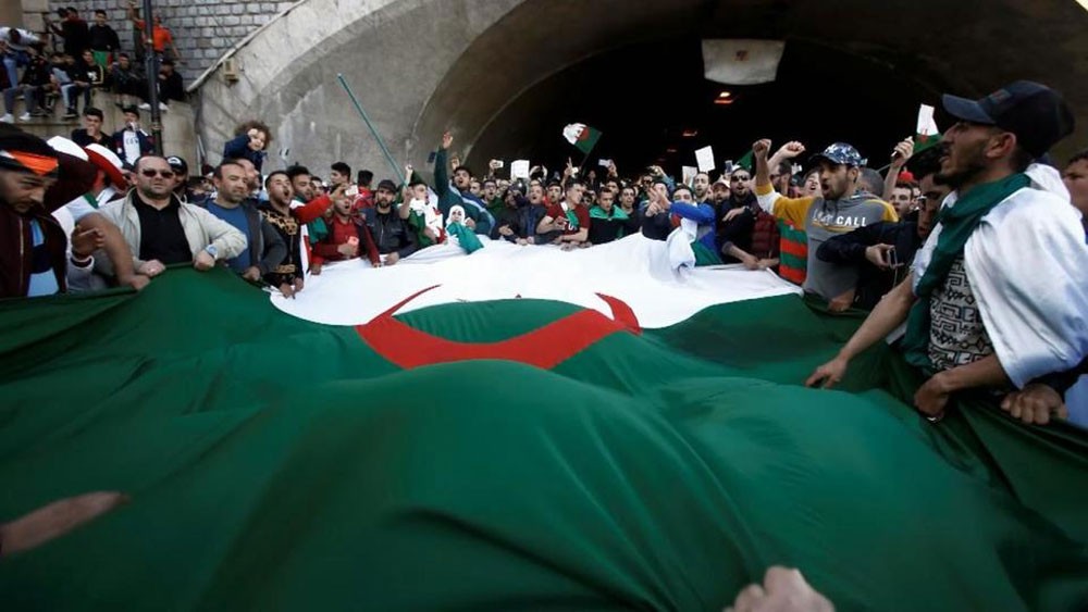 قيادي جزائري: لن نخلي الشوارع إلا بعد تحقيق المطالب