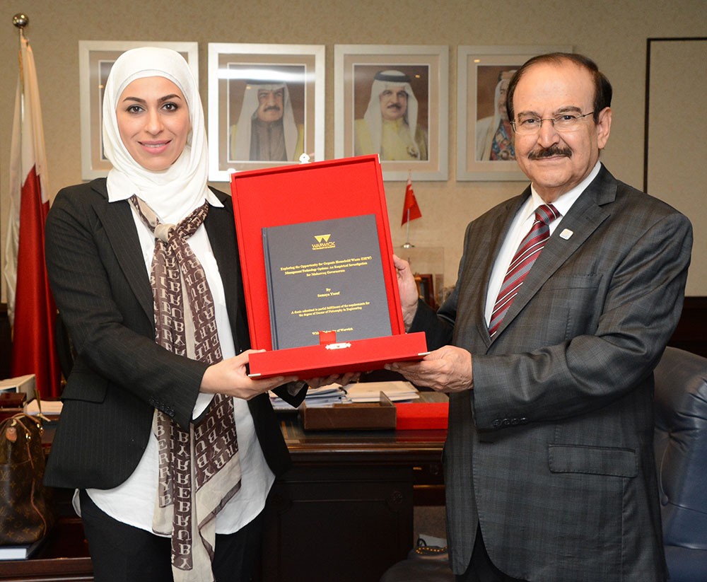 الوزير ميرزا يتسلم رسالة الدكتوراه في انتاج الطاقة من المخلفات 