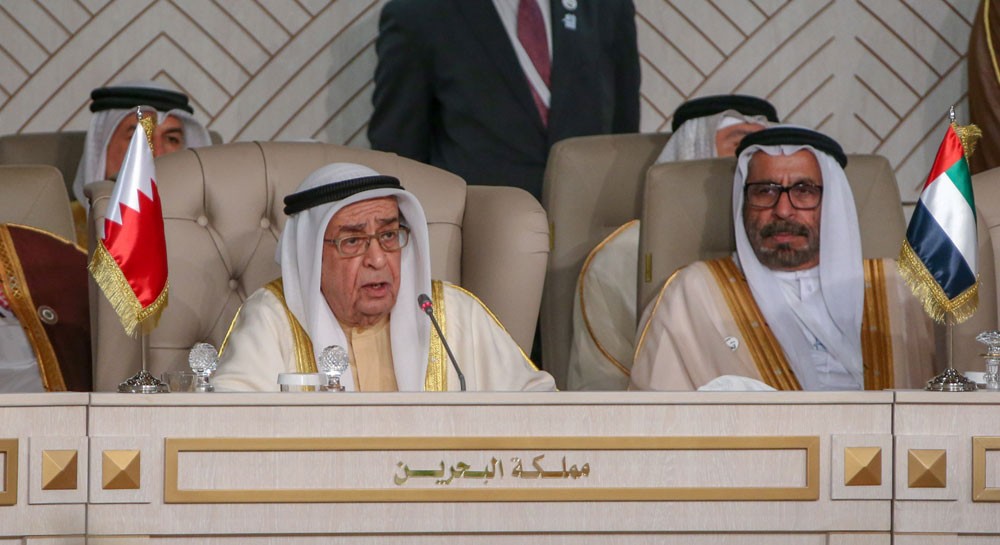محمد بن مبارك يلقي كلمة جلالة الملك أمام القمة العربية