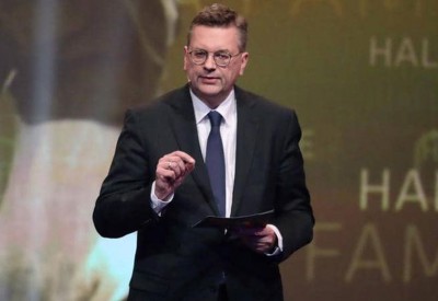 رئيس أكبر اتحاد كرة قدم في العالم "يستقيل"